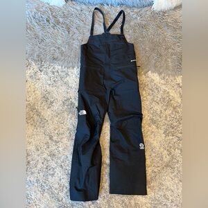 NWOT The North Face Men’s Summit Series GORE-TEX Ski Bib pants. Size Medium.